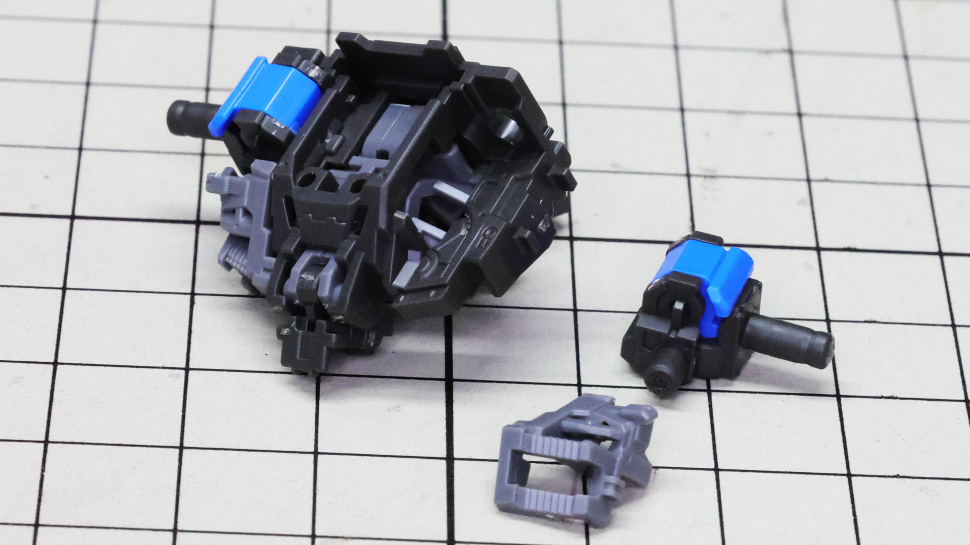 肩関節をフレームに組み込んで胸部ダクトのフレームで固定します