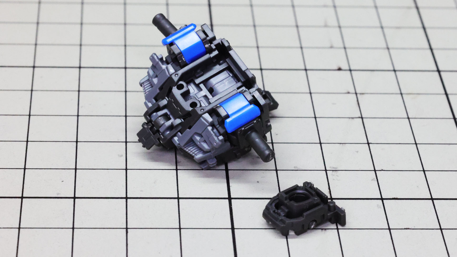 さらに首関節フレームを組み込みます