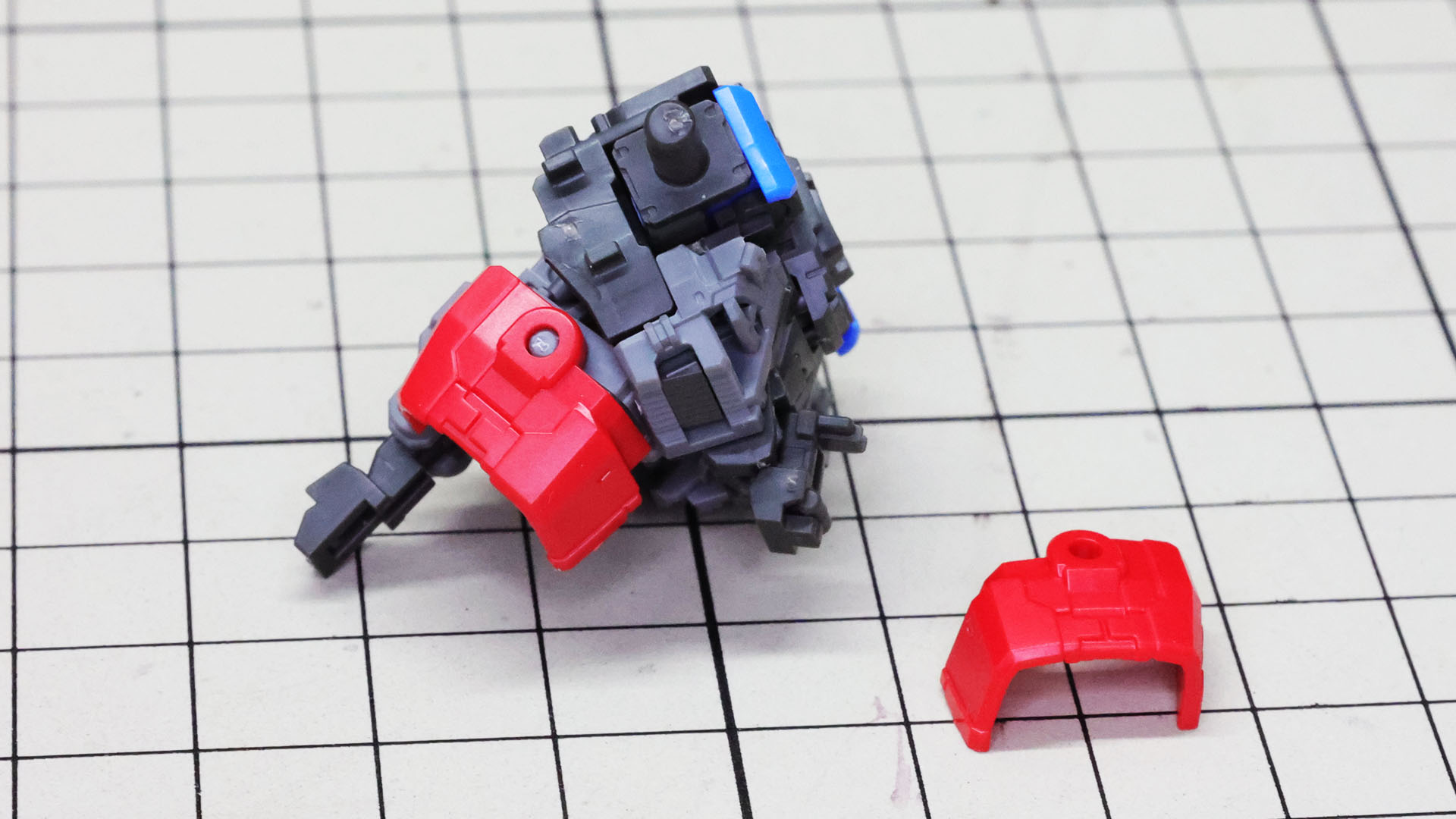 腹部フレームを引き出して左右の赤い装甲パーツを組み付けます