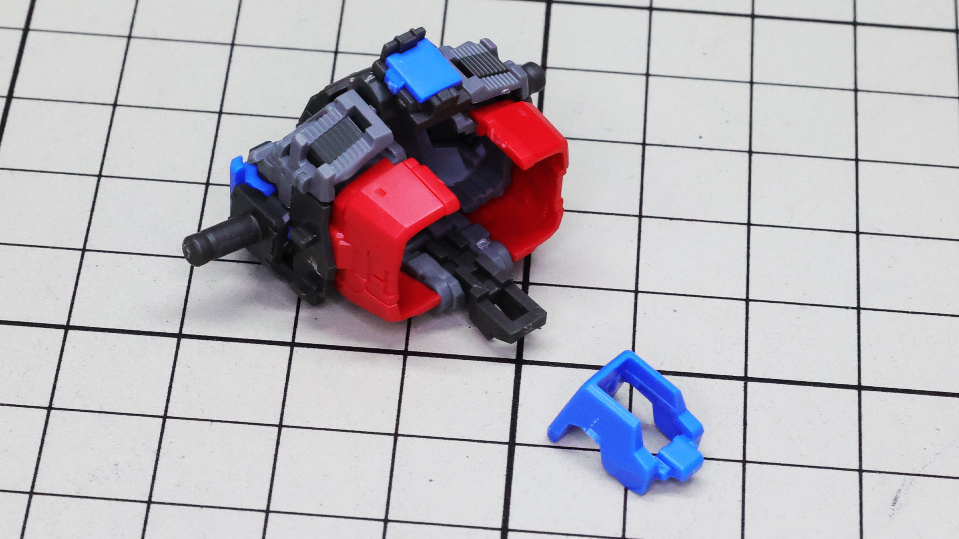 コクピット上部ハッチは2パーツで構成されていて、メリハリが効いた形状となります