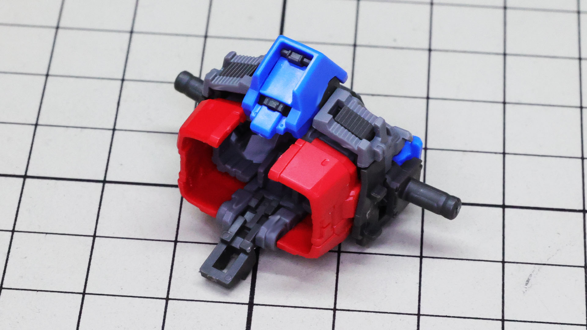 黄色の加飾パーツを組み込んで……