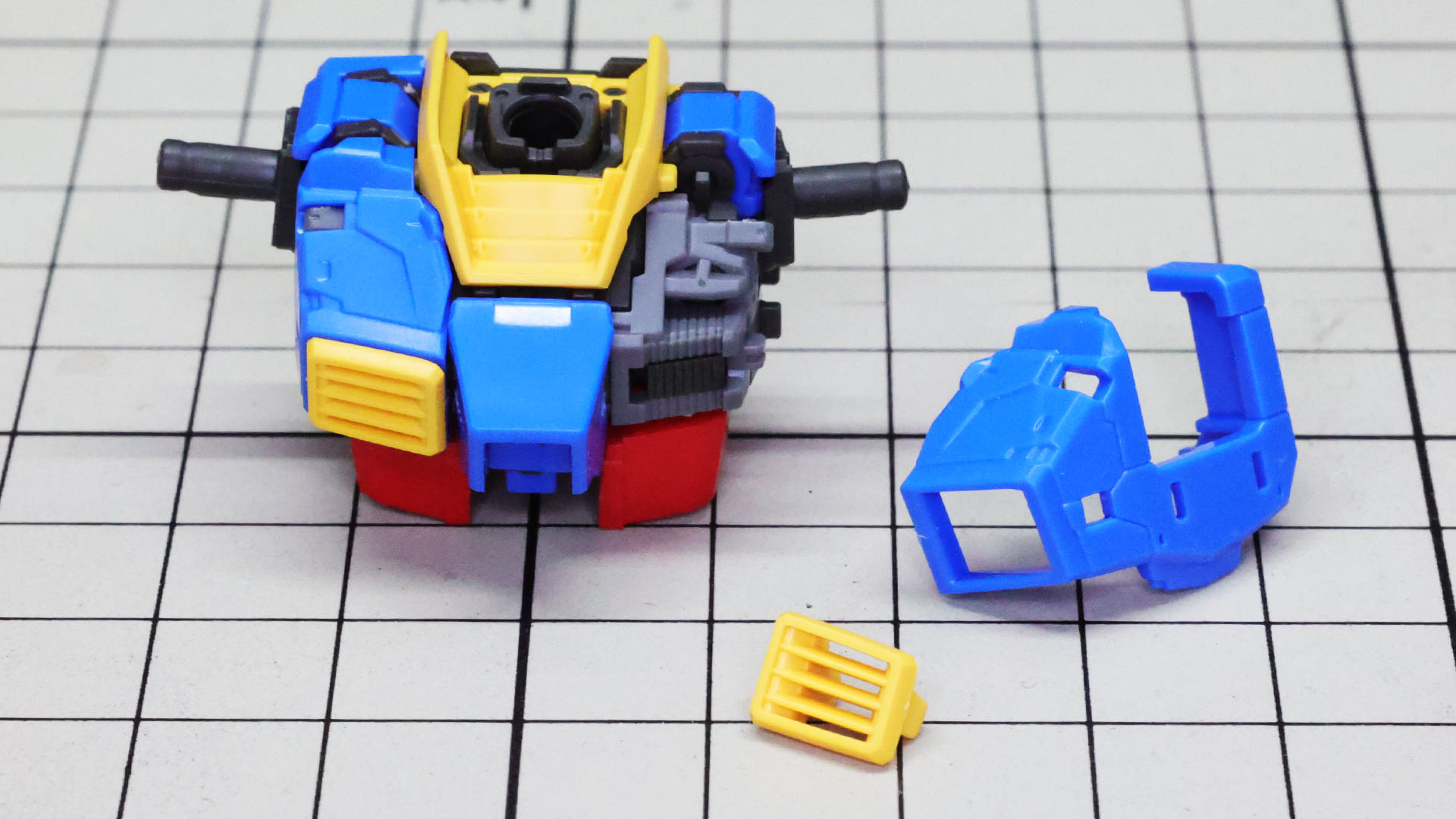 黄色の加飾パーツを組み込んで……