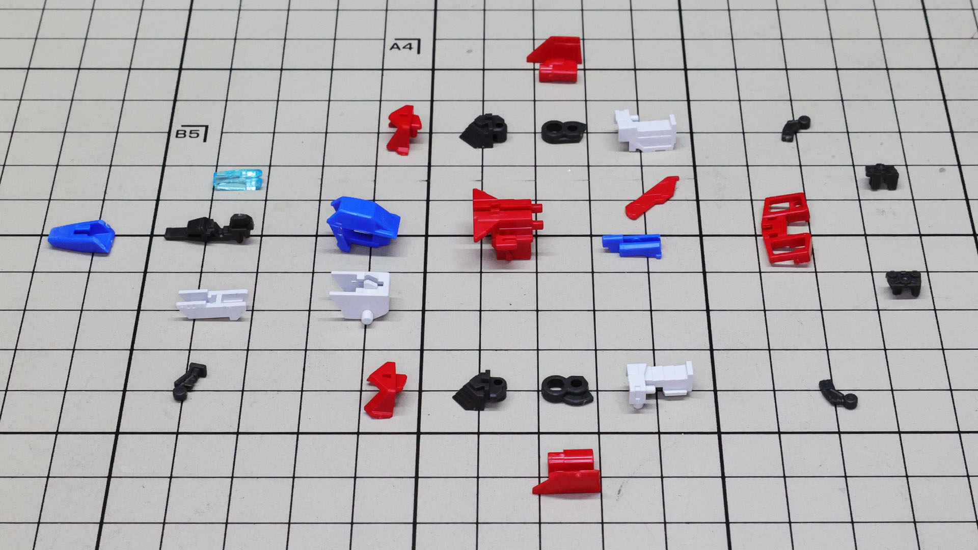 カラーごとに分割されたパーツ群。本体部分の可動機構を実現するパーツが目新しい