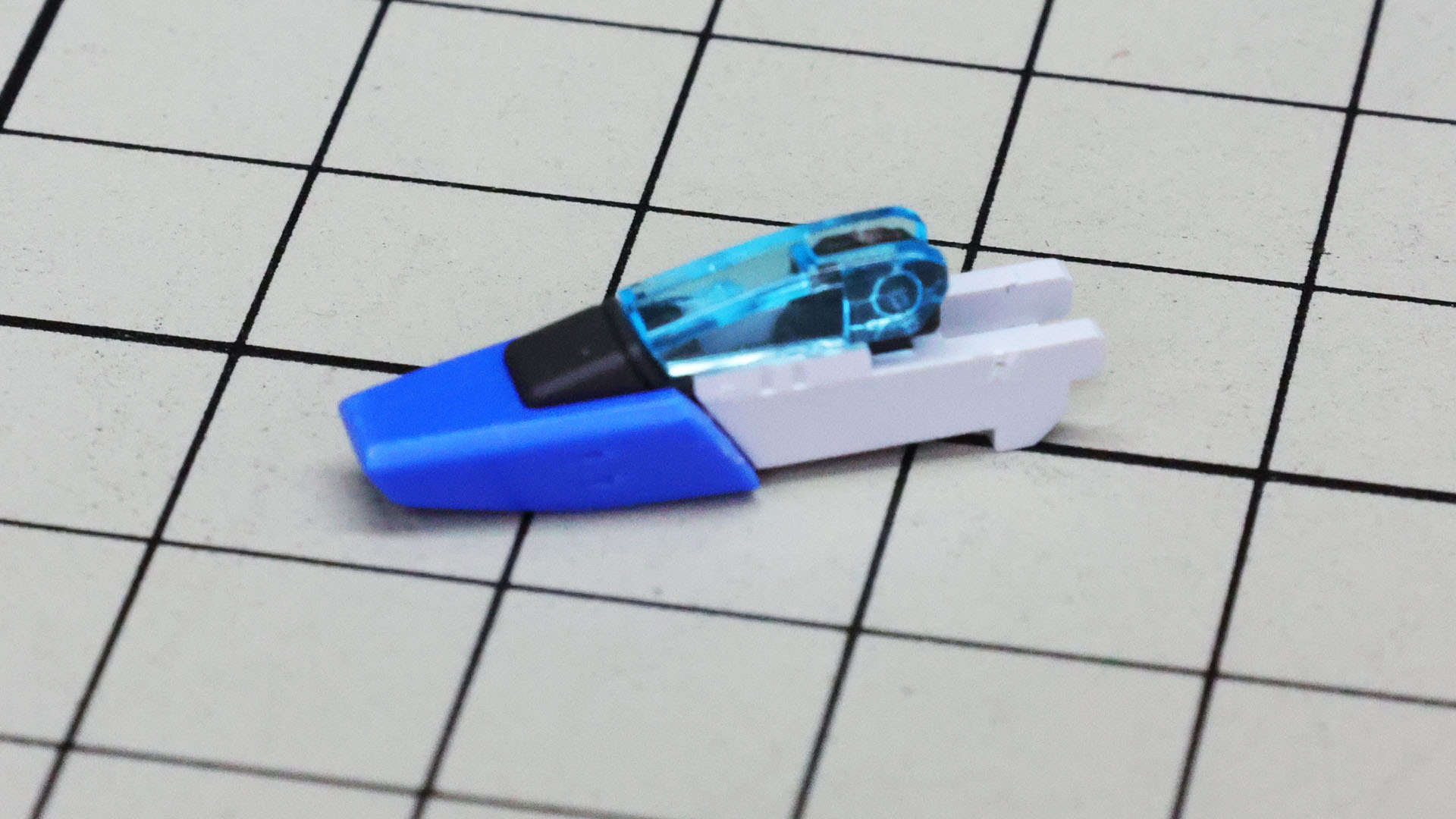 フレームによるコクピットにクリアーパーツのキャノピーを組むと……