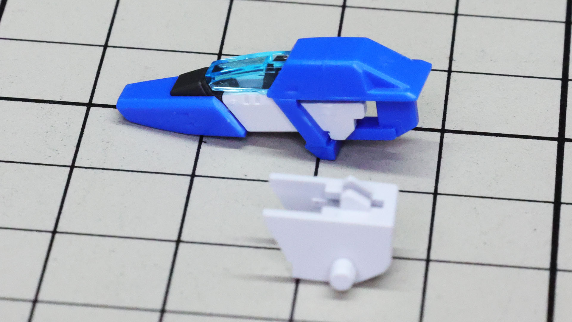 機首が収納される部分も複雑な金型を用いることで各カラー1ピースのパーツで組みやすさを実現しています