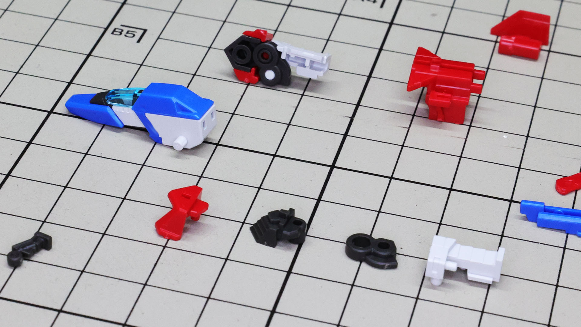 本体の可動機構を組んでいきます。奥が組んだもので手前がパーツ群です