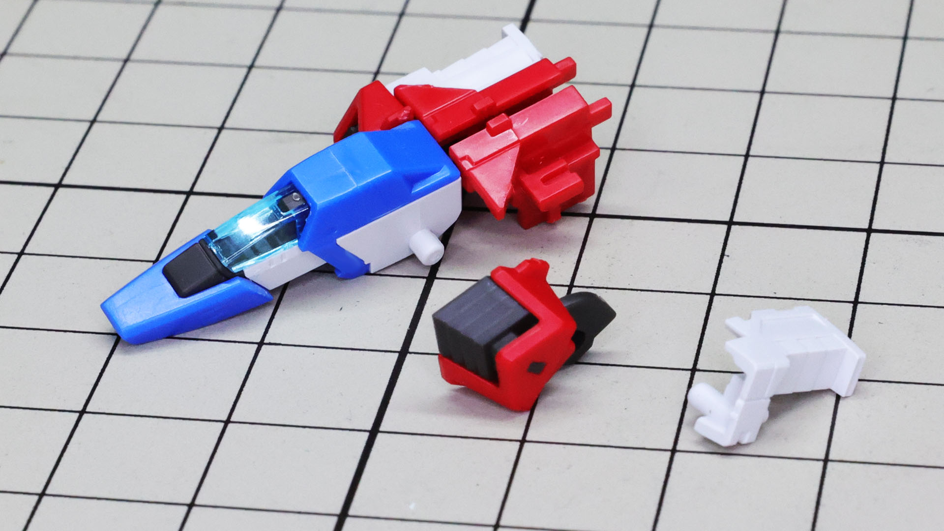 本体左右にあるルーバー状の部分の左右端にガンダム本体とのドッキング部を持っています