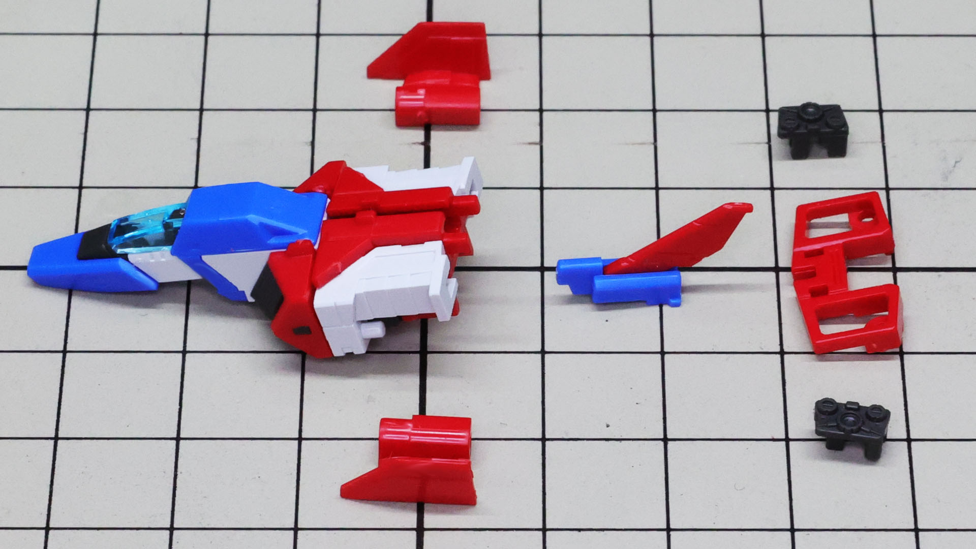 折りたたまれる垂直尾翼、左右の翼を組み込んでエンジンカバーとノズルで挟み込みます