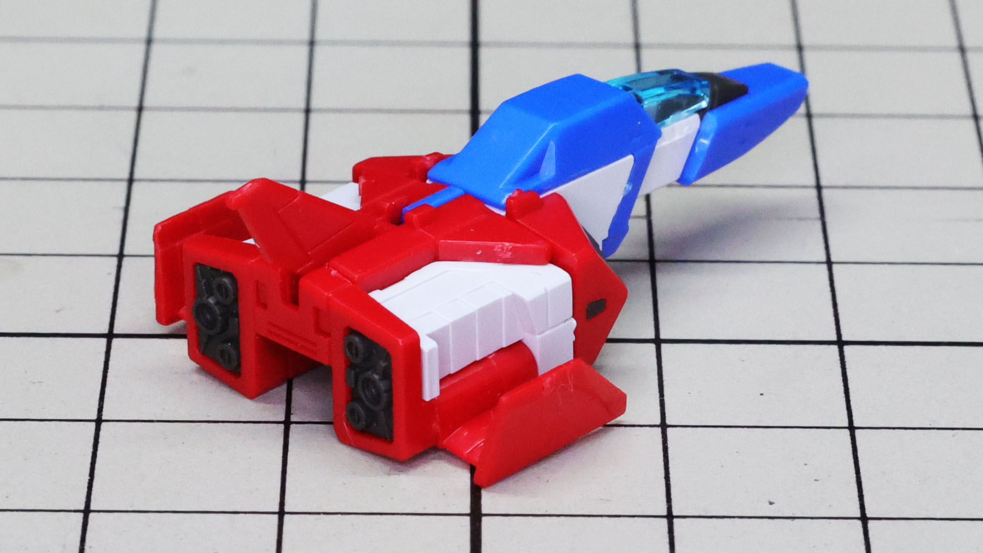 このサイズに本体が折れ曲がる機構が入っていると想像できるでしょうか