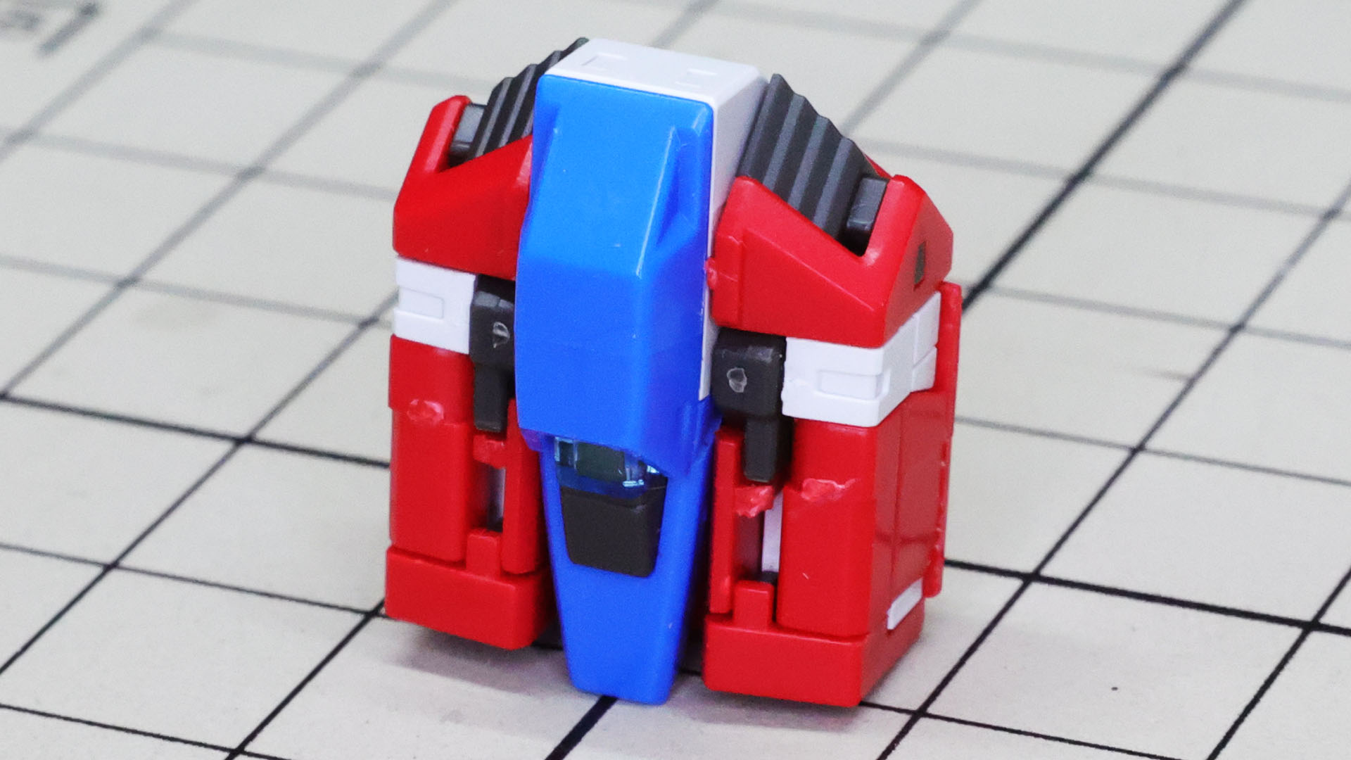 このサイズに本体が折れ曲がる機構が入っていると想像できるでしょうか