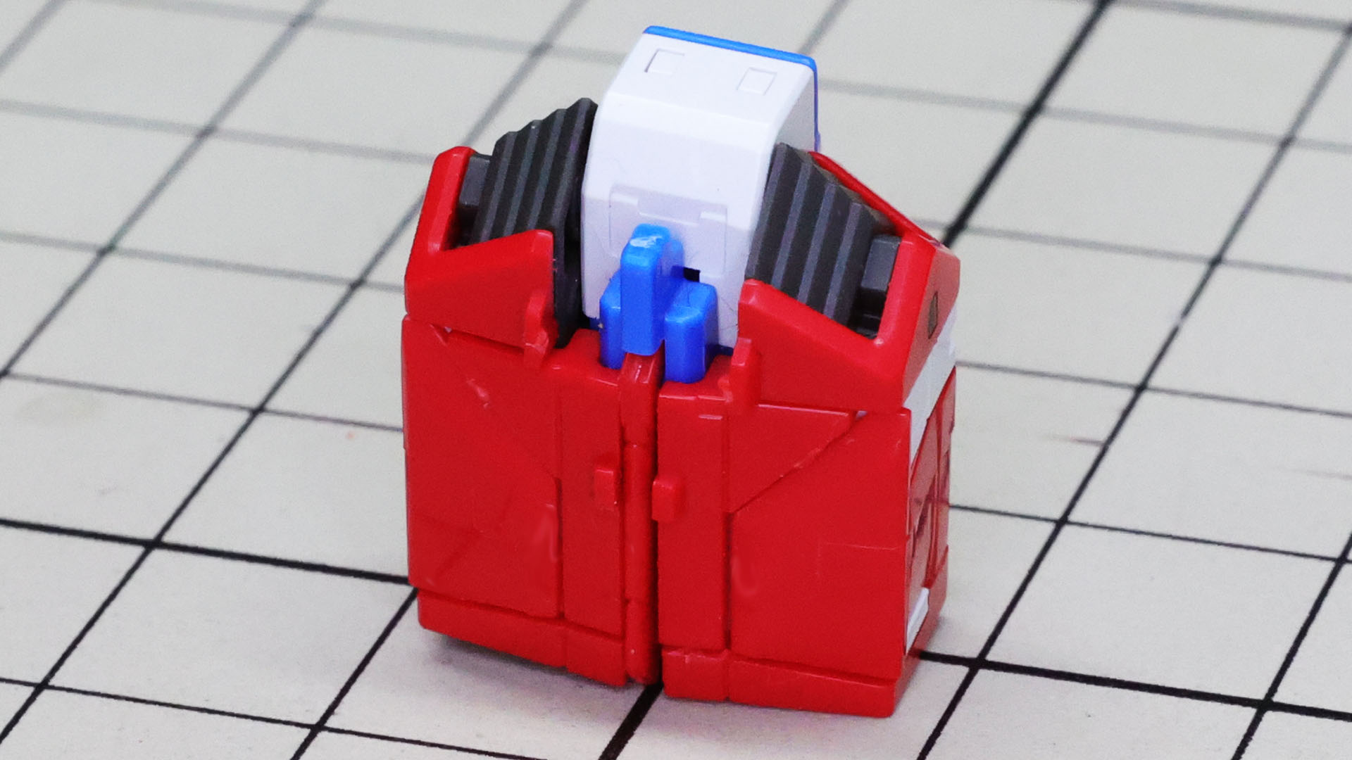 垂直尾翼の連動折り畳み機構はありませんがすっきり収まってくれます