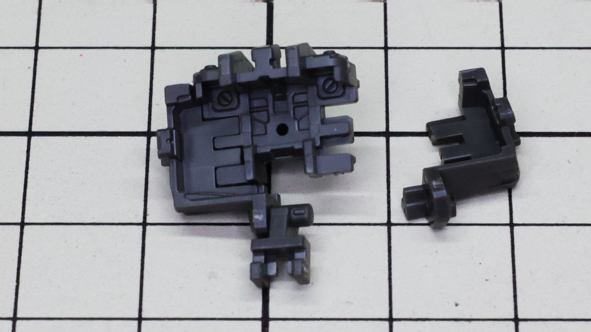 フレームはコア・ファイターをドッキングさせる部分でもあるのですが、その接続部もあからさまな設計を見せないデザインがなされています