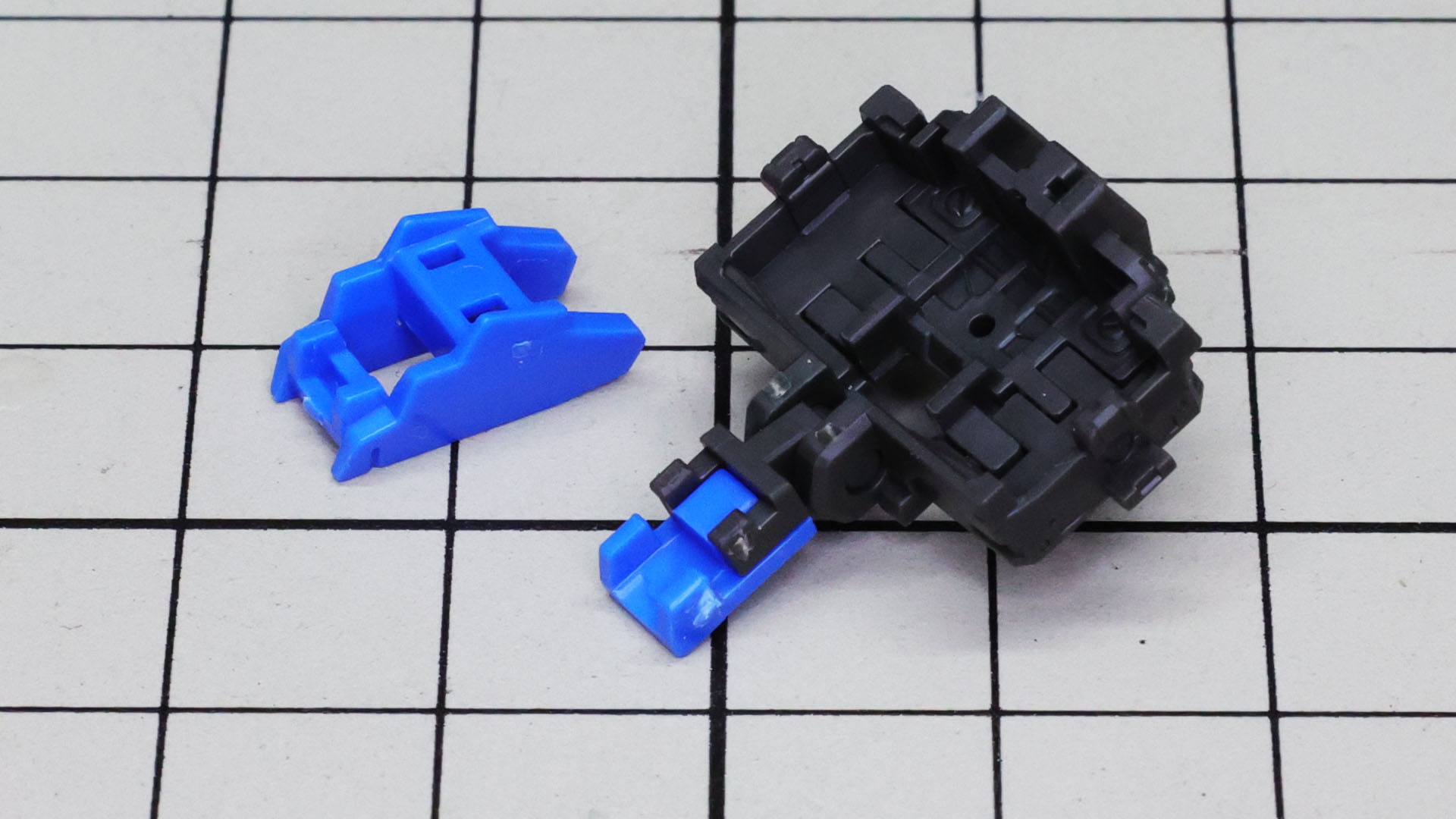 コクピットハッチも上部用と同じように2パーツ構成となります