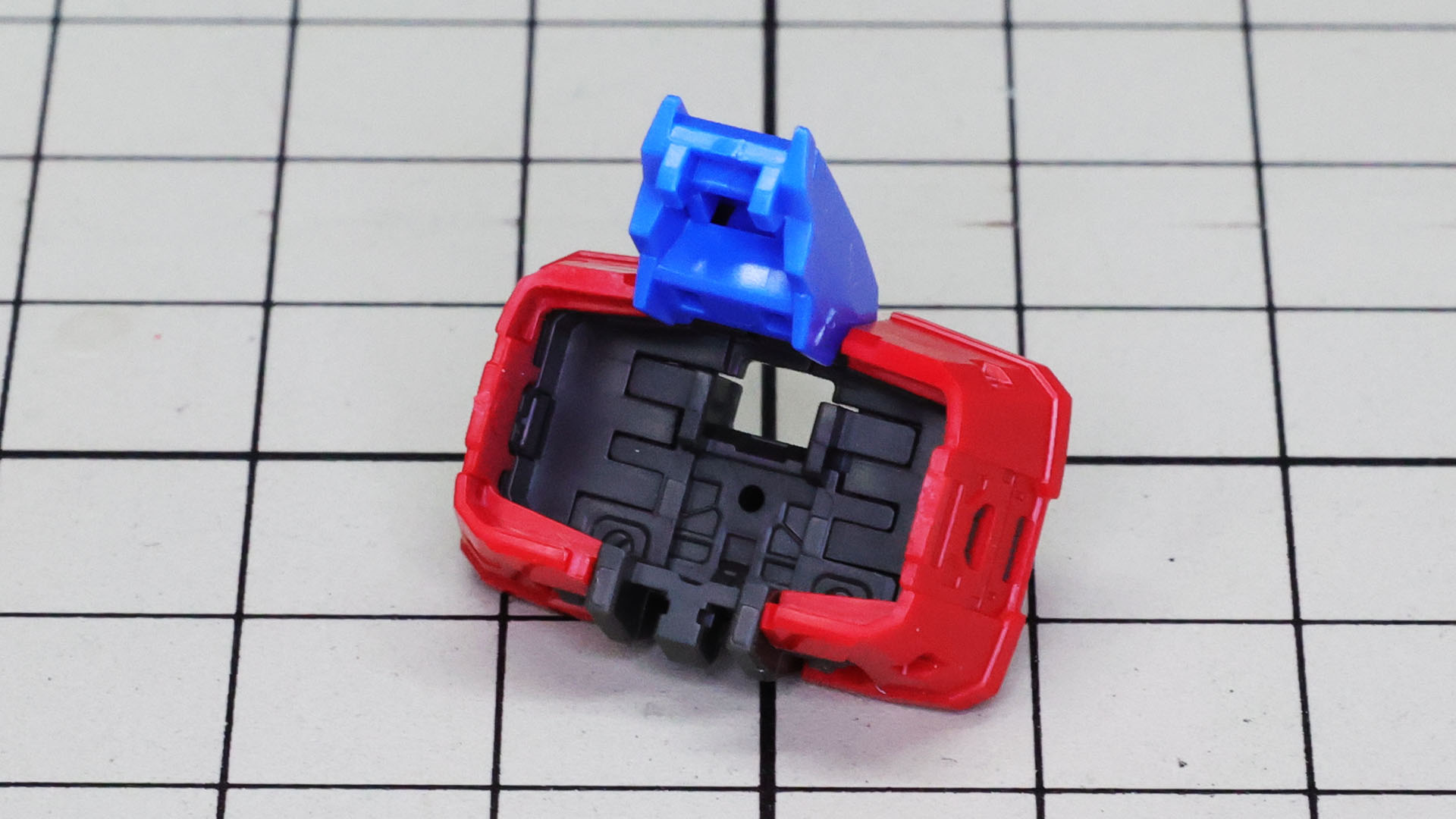 左右の赤い装甲を組み付けて完成