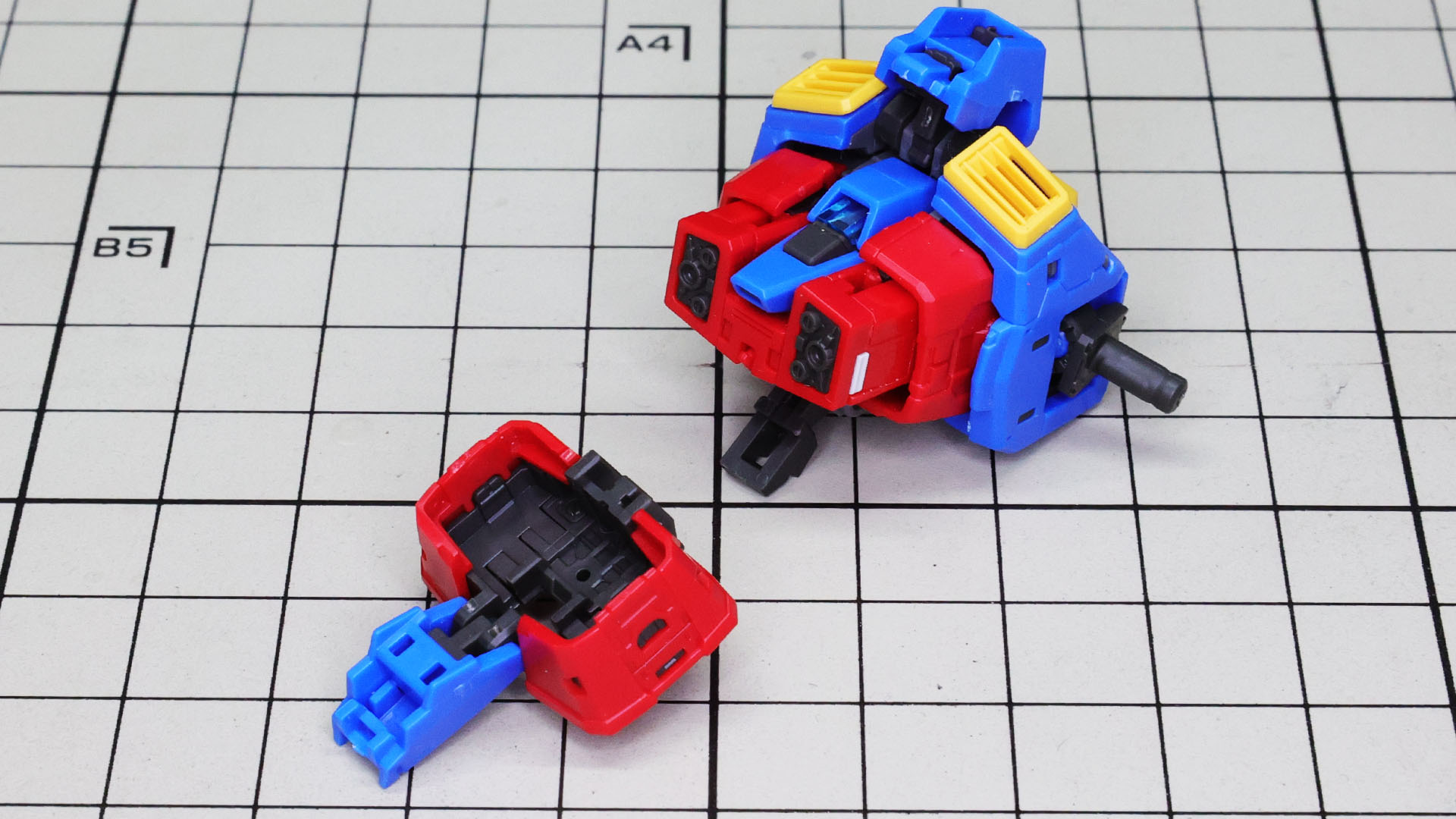 上部と変形させたコア・ファイターをドッキング