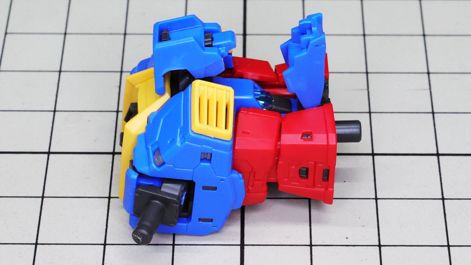 開いたコクピットハッチ上下を閉じれば……