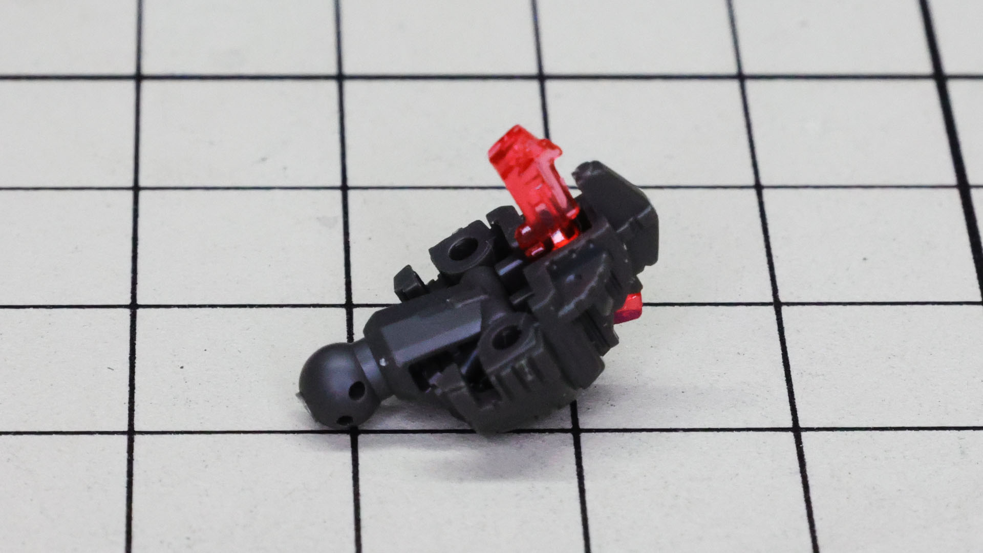 前後のメインカメラはクリアーパーツで表現、複雑な面取りで光を反射します