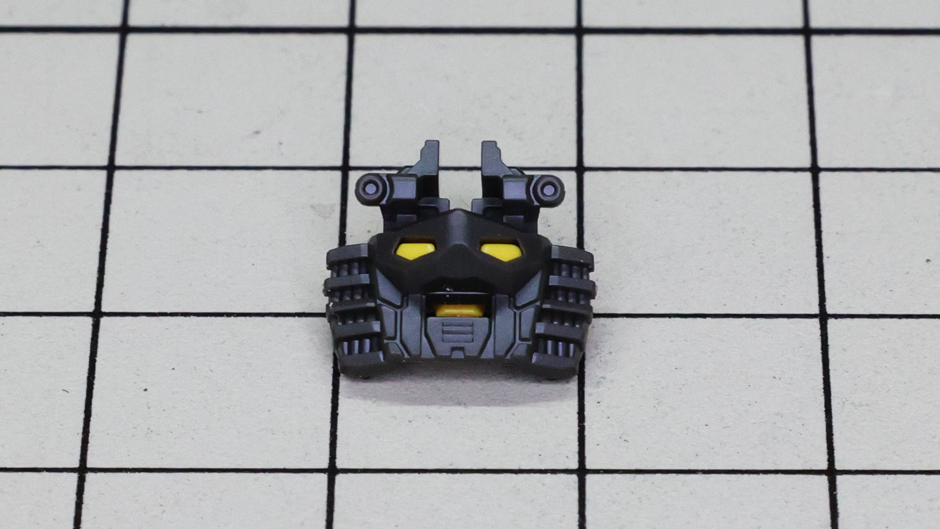 メカフレームの裏からツインアイを組み込みます