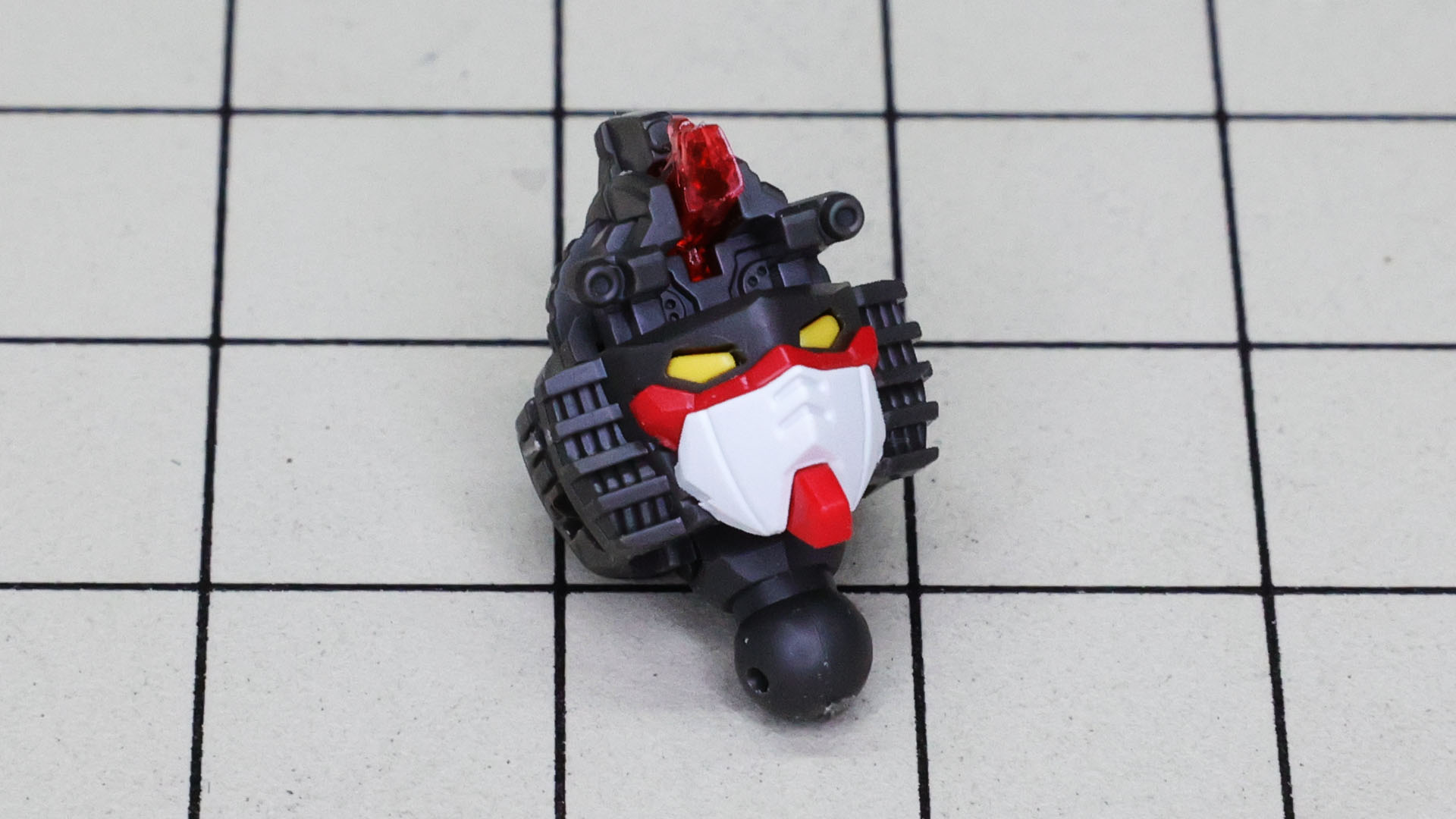 赤いくまどりと白いマスクを組み付けます。鼻にあたるスリットにはスミ入れしてやるとよりビシっと引き締まりますね