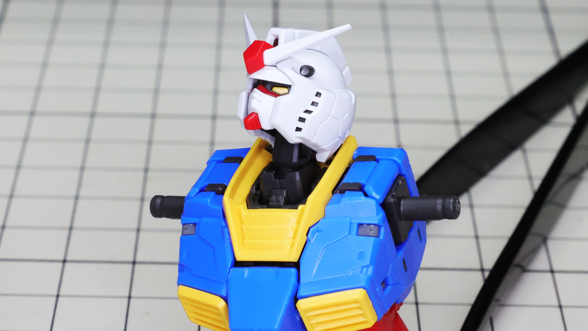 頭部はかなり上を向きます。飛翔シーンなど決まりそうですね