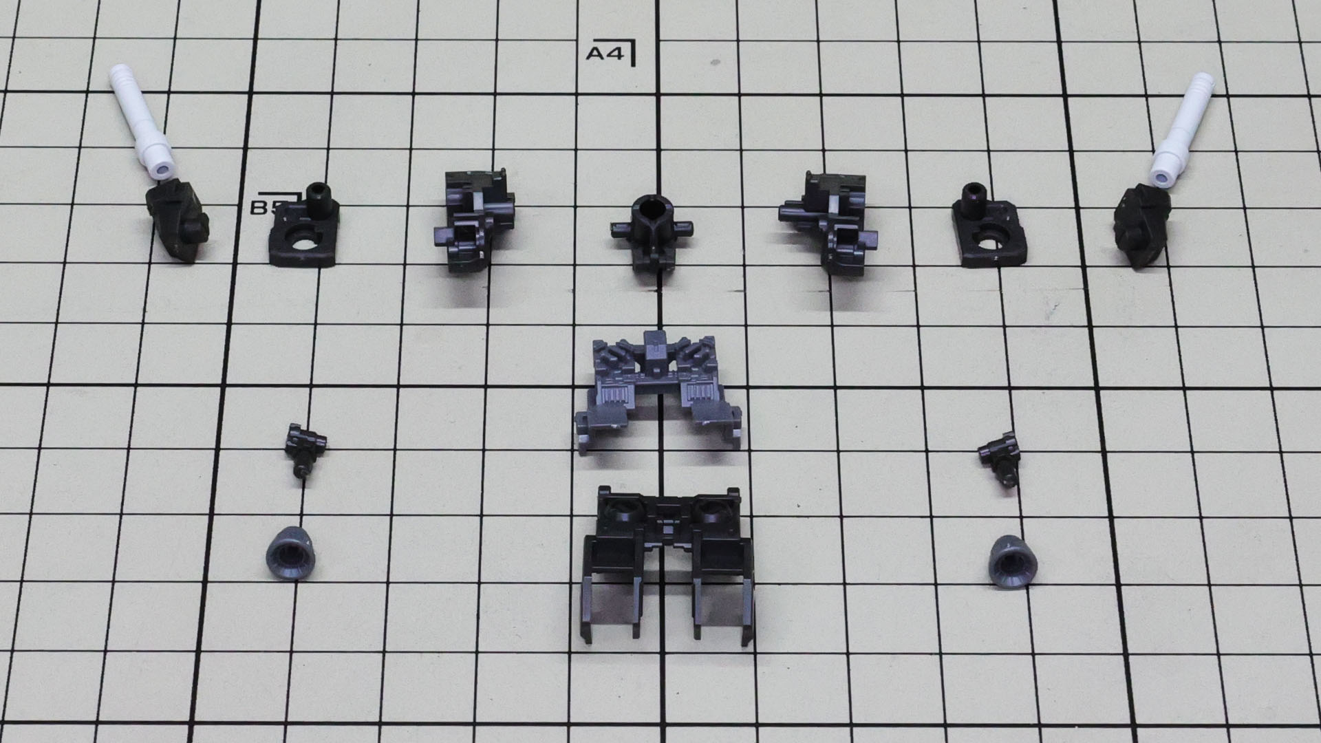 ビーム・サーベルのホルダーを可動させるための機構を実現するパーツ割が目新しいバックパックのパーツ群