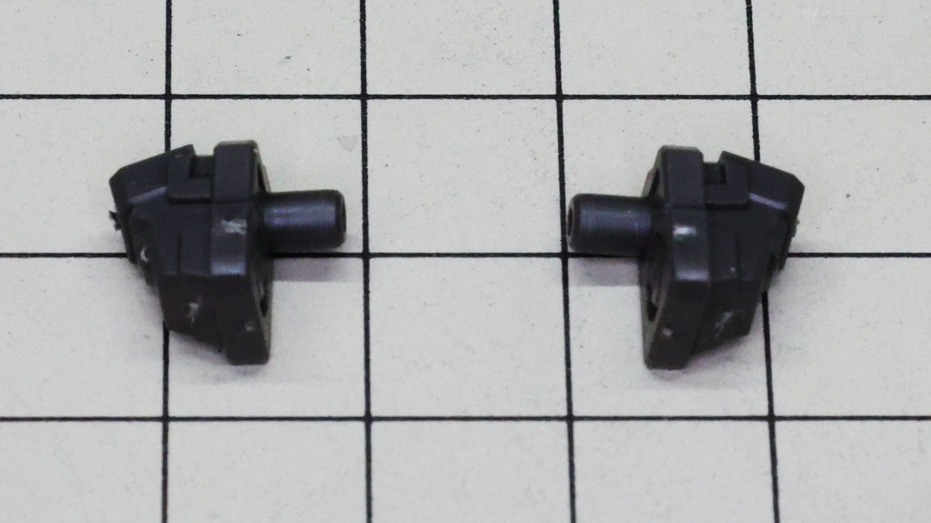 バックパックのメカフレームにビーム・サーベルのホルダーを組み付けていきます