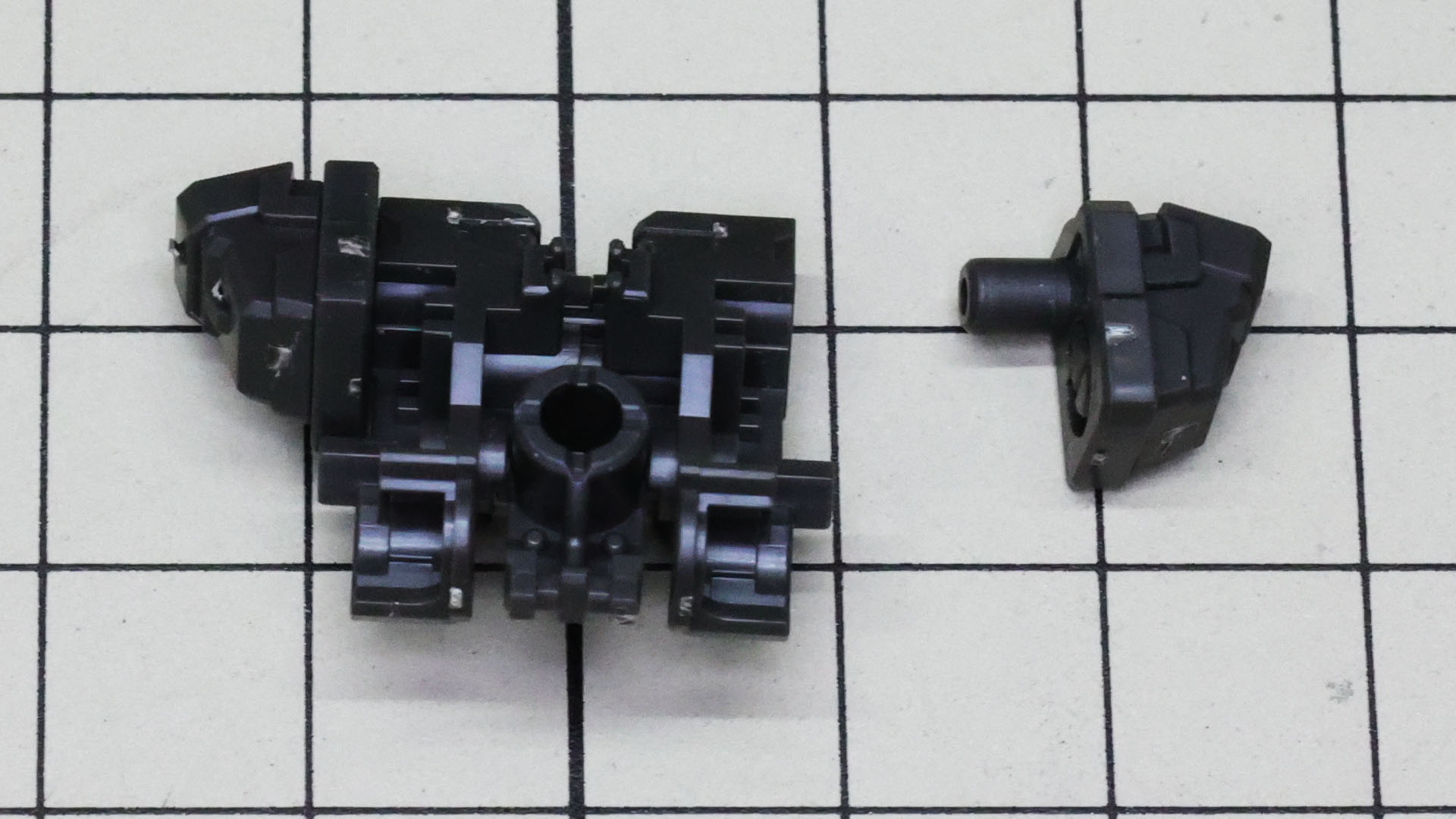 バックパックのメカフレームにビーム・サーベルのホルダーを組み付けていきます