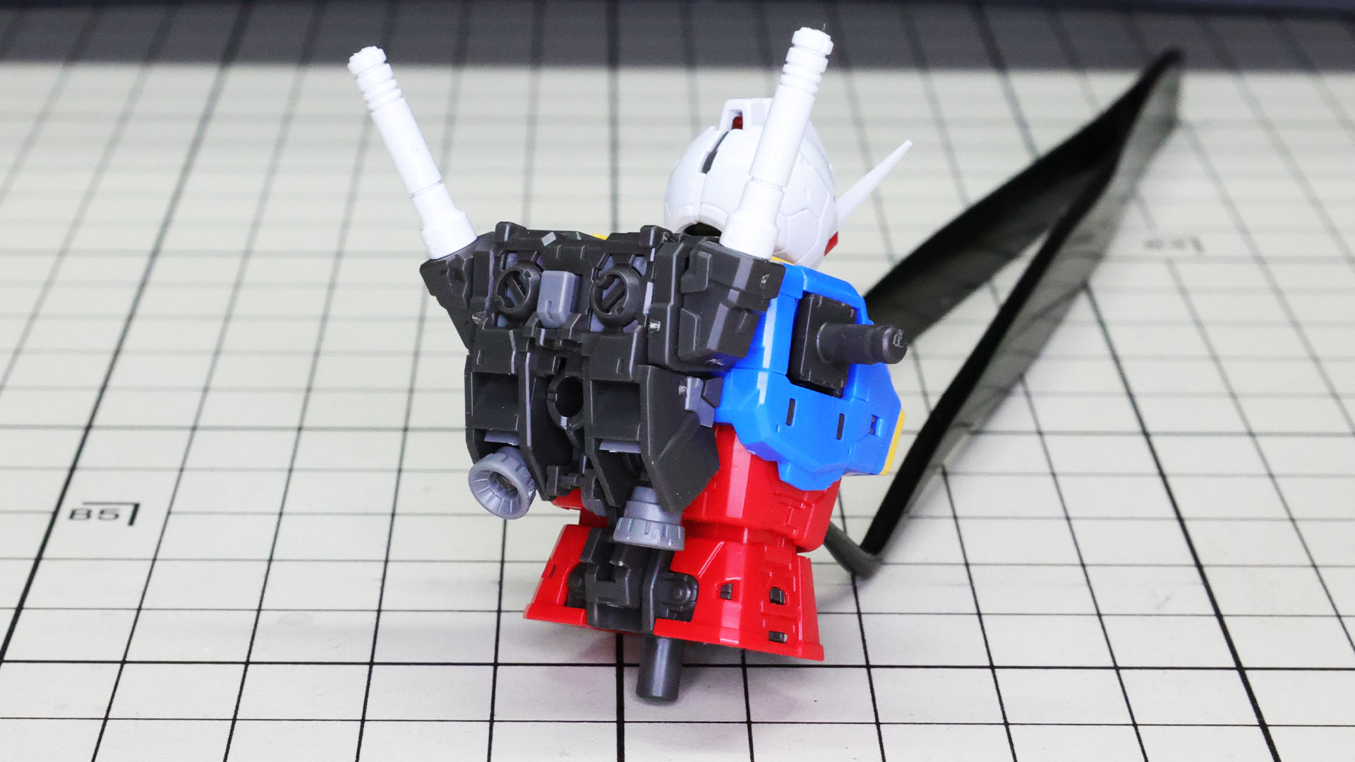 背中にシールドを取り付けるための接続部がよくある丸軸穴ではないのがうれしい！