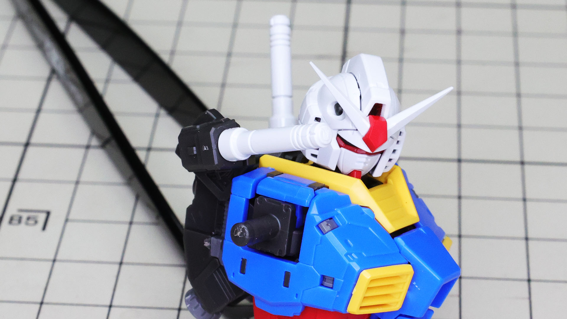 ビーム・サーベルを引き抜く際に前方へ向けさせ、抜きやすさや抜刀イメージを面白いものにできます