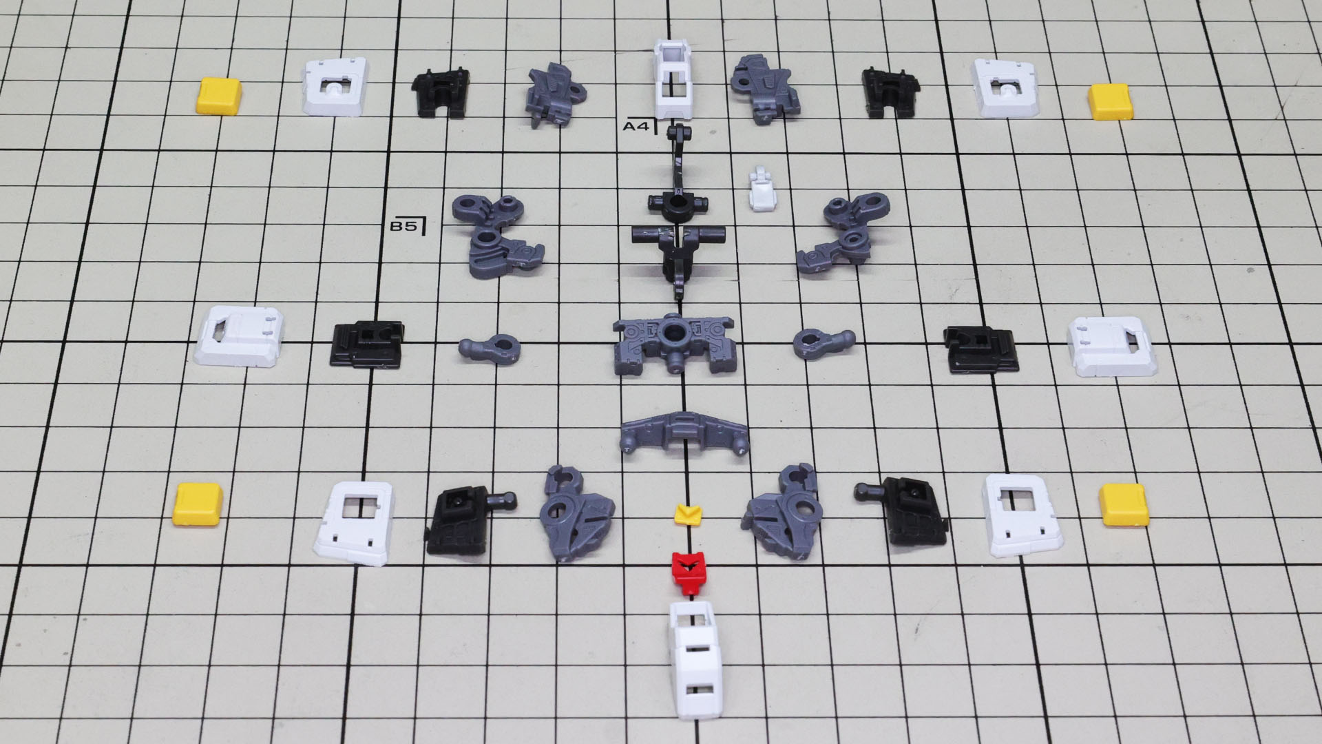 微妙ながらも絶妙な可動機構を盛り込むため、細かく割られた腰部のパーツ群