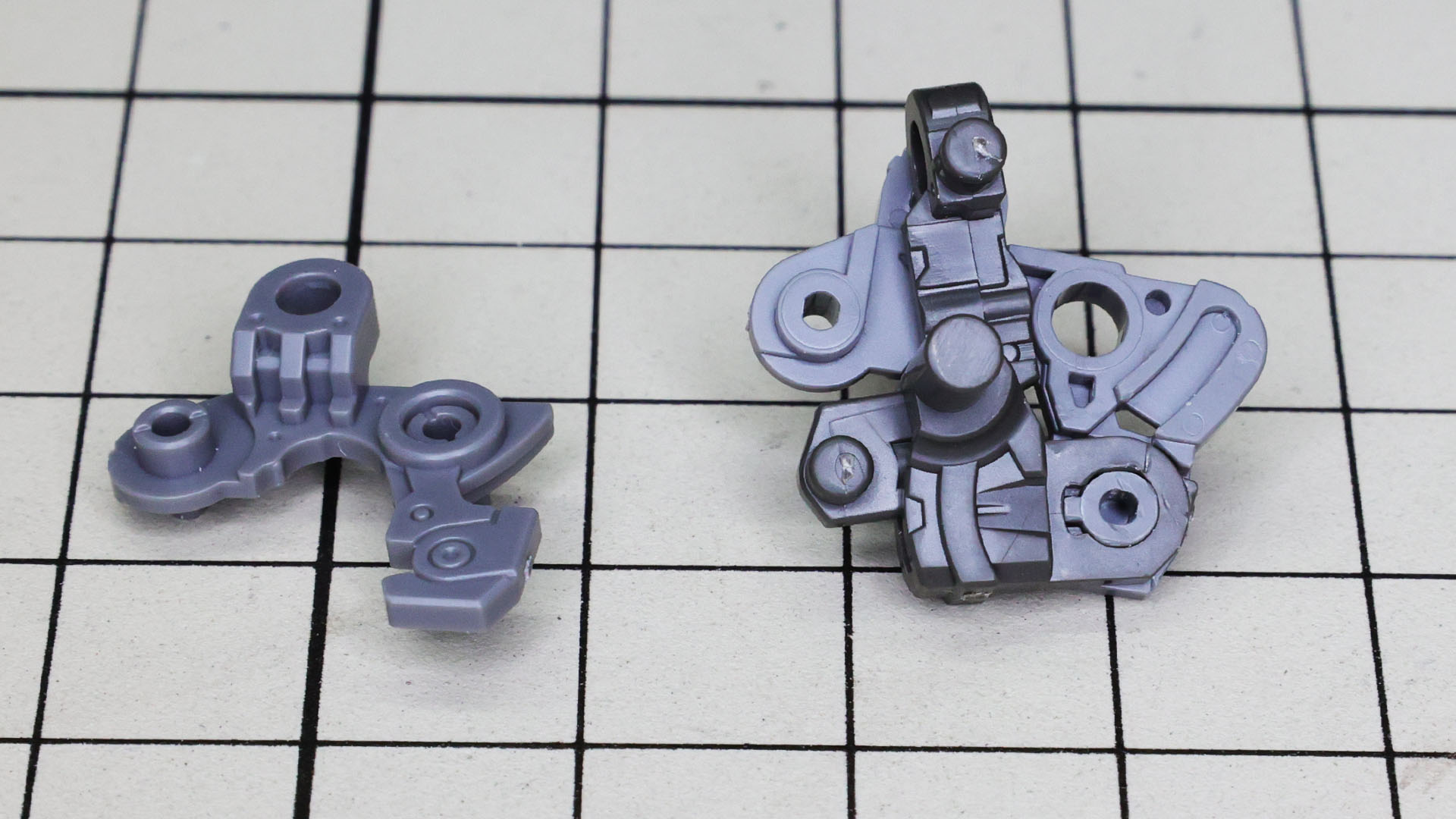 両脚をスイング可動させる部位を含め4パーツで構成される腰部フレーム