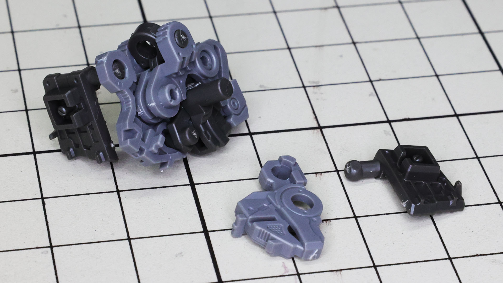 前のスカートアーマーを組み込んでいきます