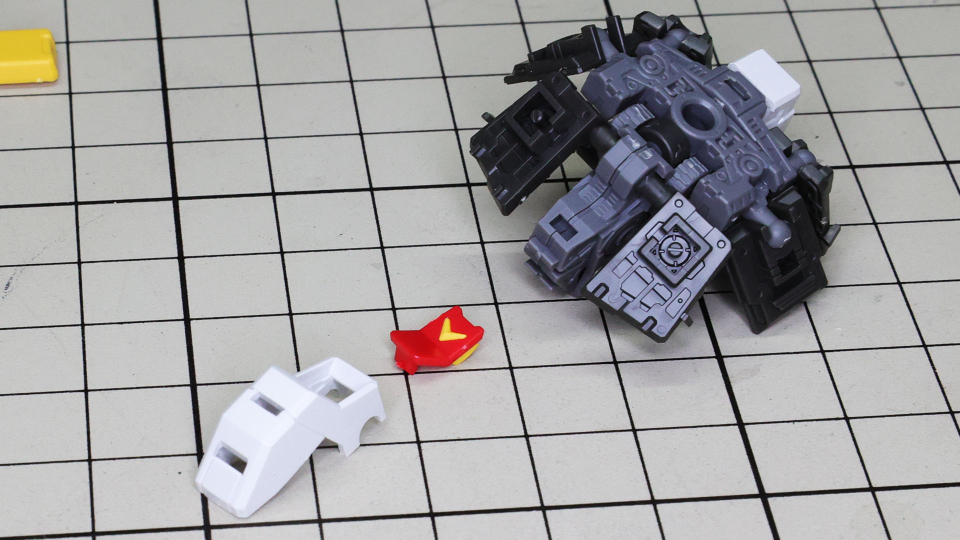 フロント中央部の連邦軍のVマークも別パーツ！裏から組み込みます