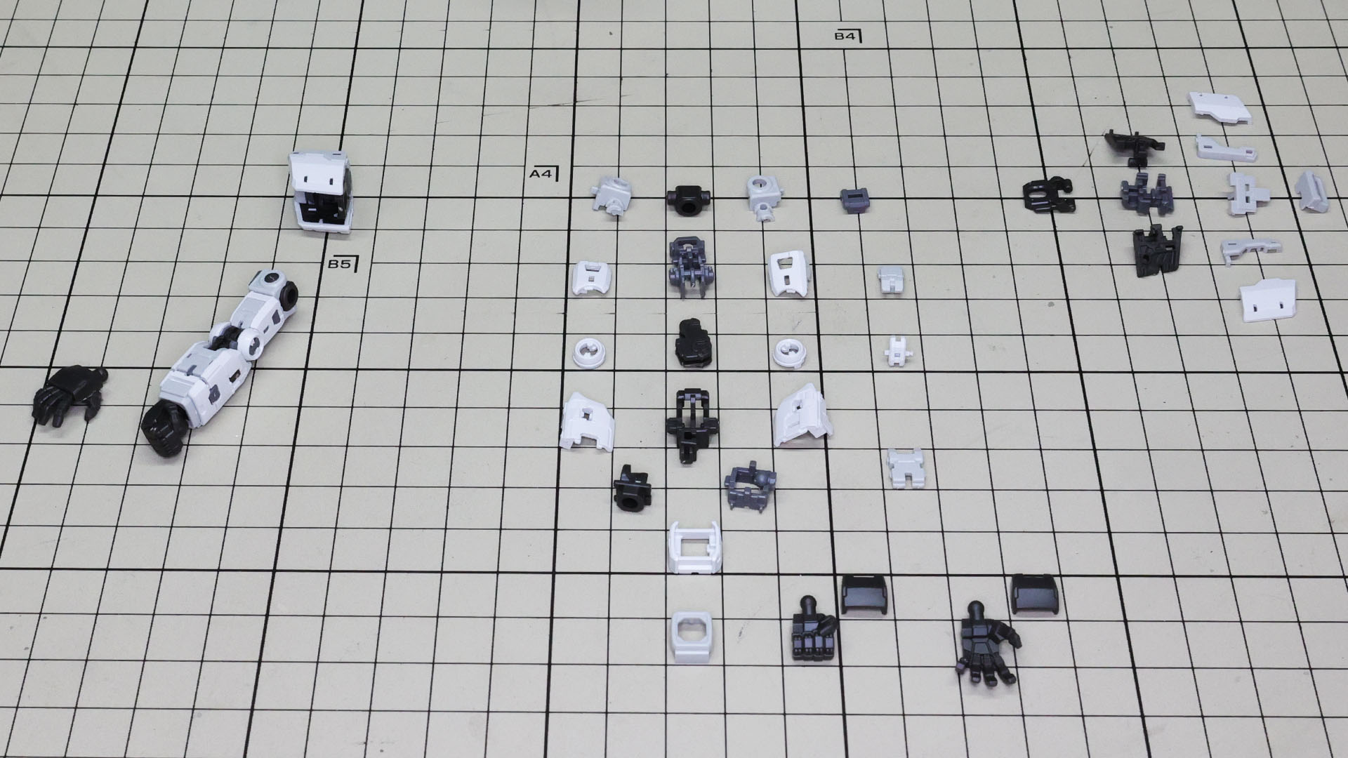 すさまじい密度の腕部ですがこのパーツ数の少なさ！スライド金型を多用した贅沢な作りです