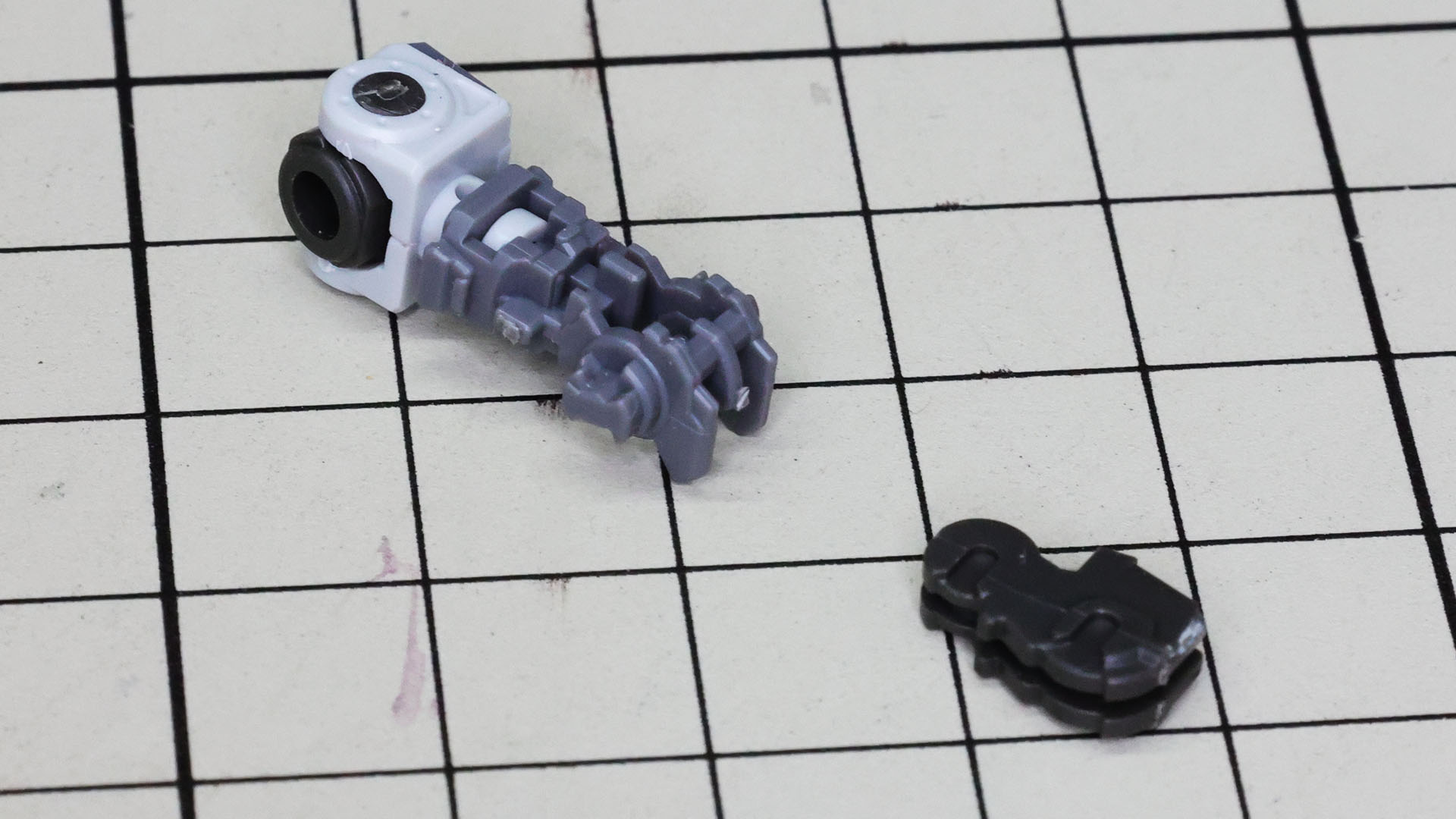 よくある左右からの挟み込み式ではない関節軸の構造に驚きます