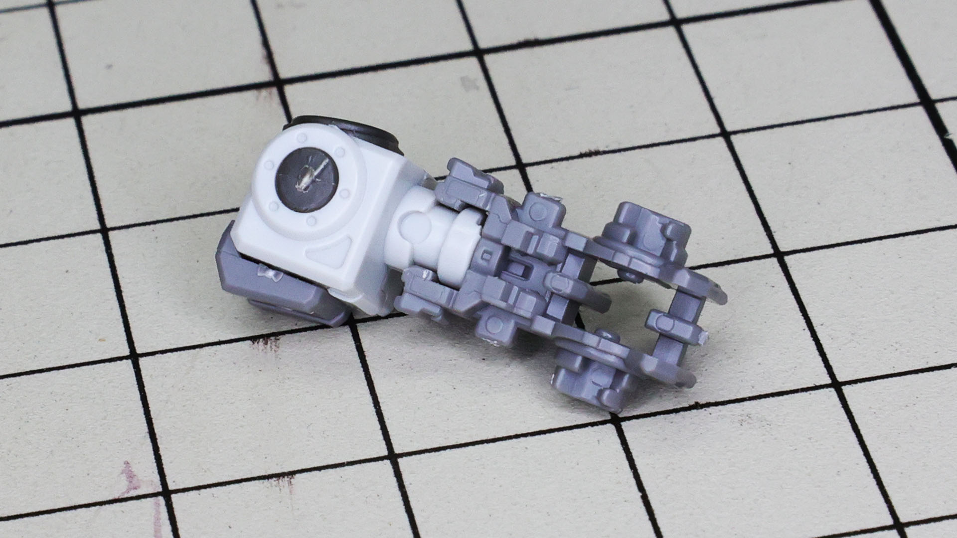 肘にあたる部分のスリットの中に小さいぽっちが見えるでしょうか。これが回転軸となります