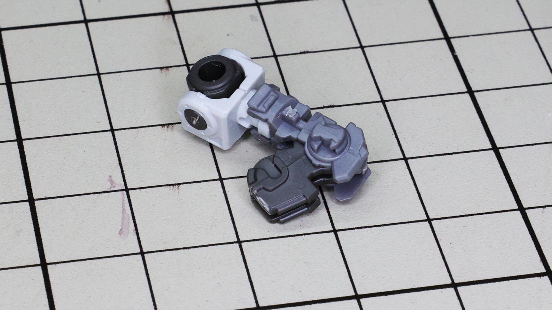 肘関節フレームをナナメから差し込んでぽっちに固定、回転させて抜けにくくなります