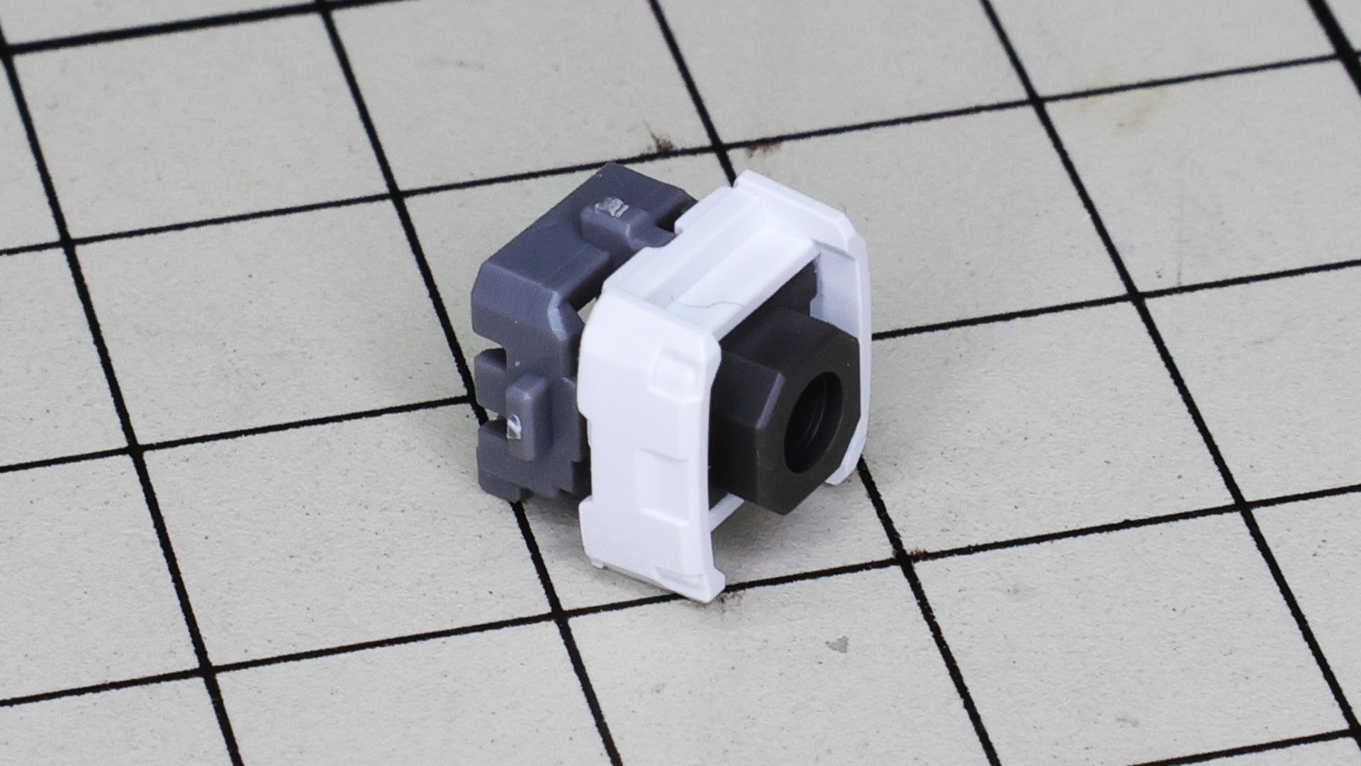 前腕のフレームを組み込みます。方向に注意します