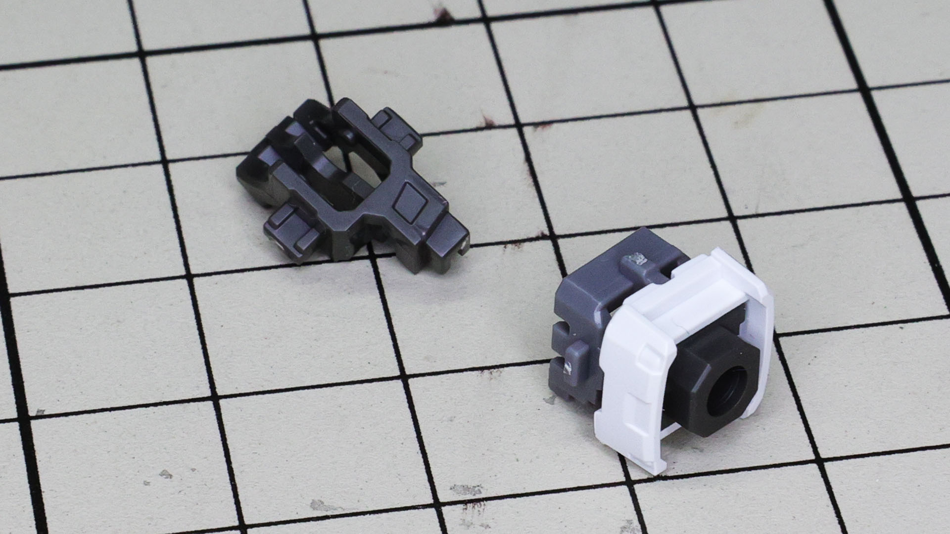 前腕のフレームを組み込みます。方向に注意します