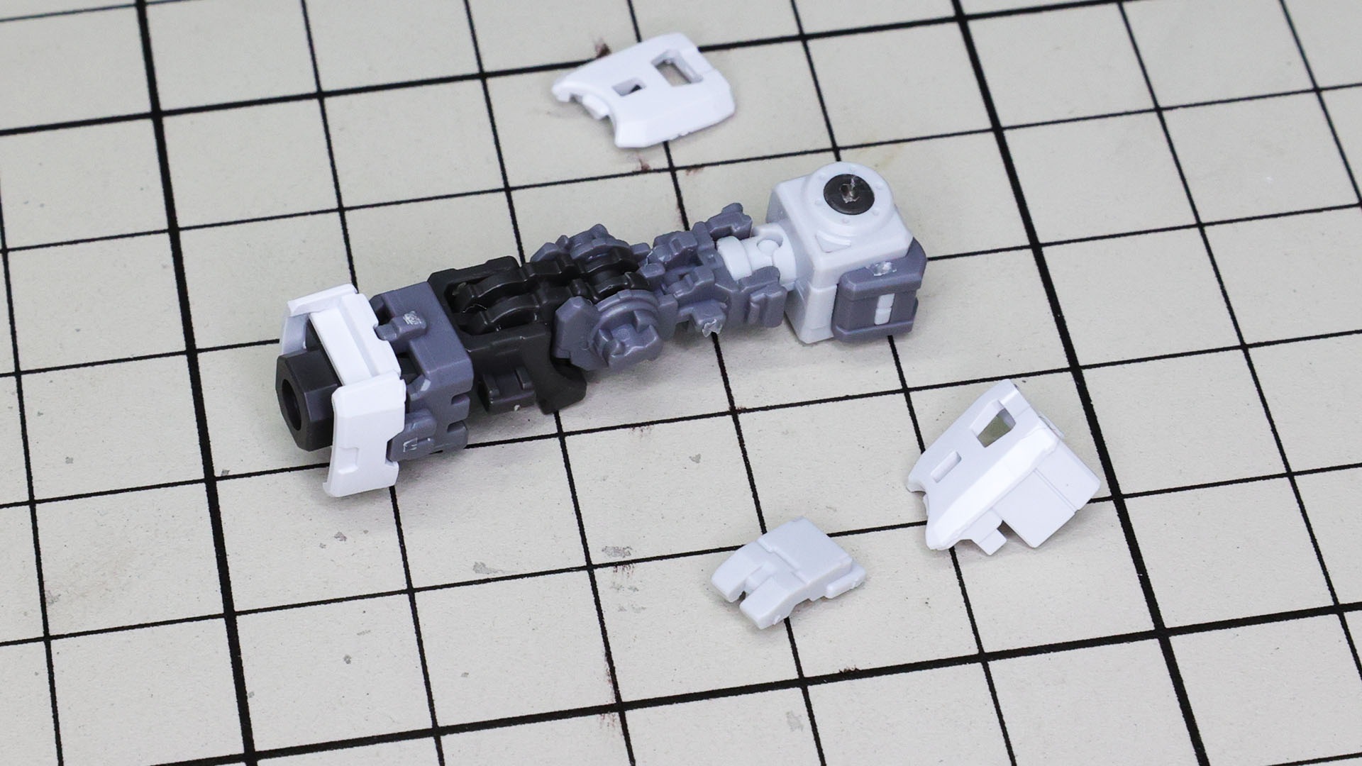 外装を組み付けます。まずは上腕から