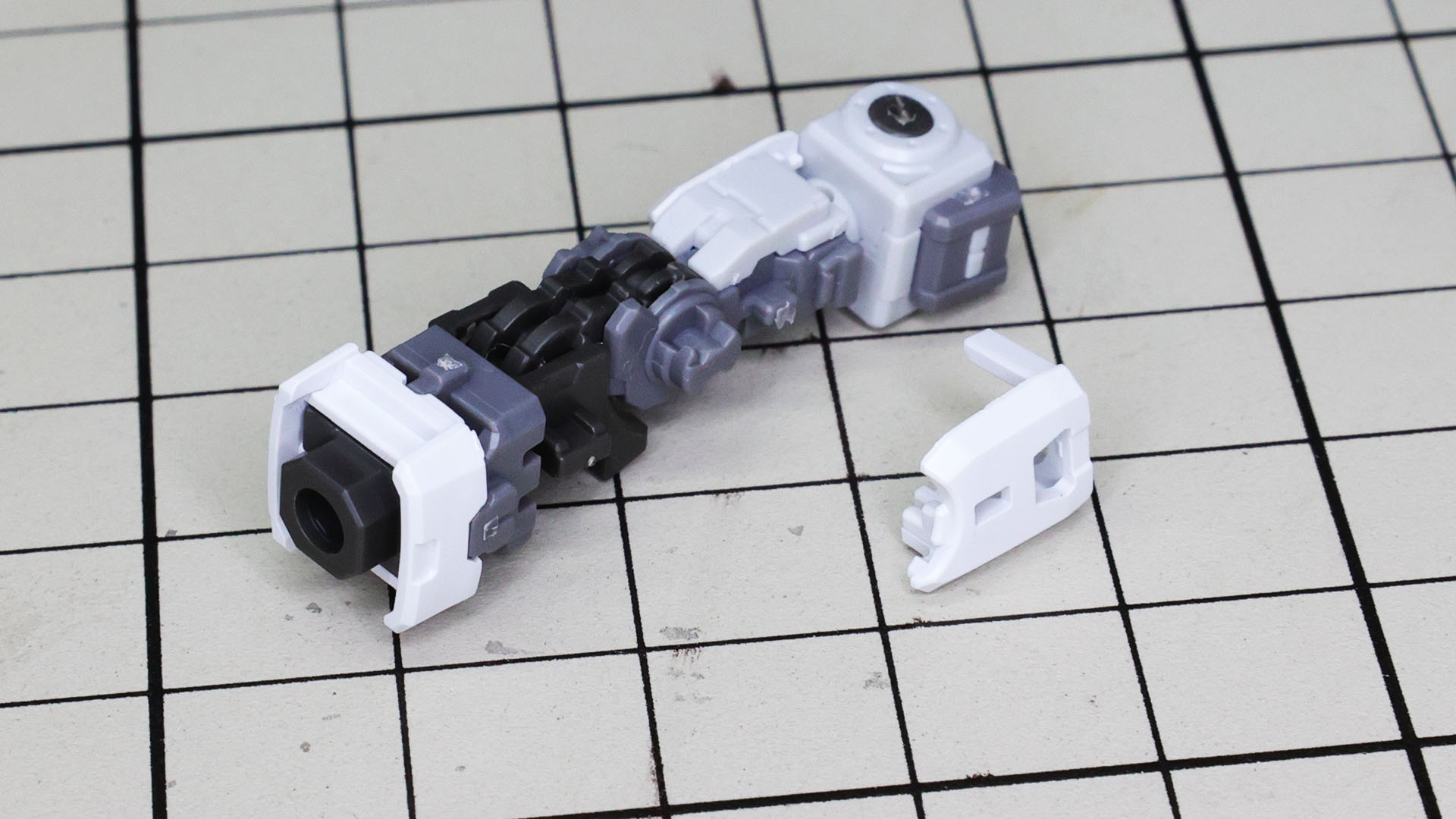 肘関節にあるフィールドモーターの白いカバーは組み付けてから回転させてロックします。これはすごい！