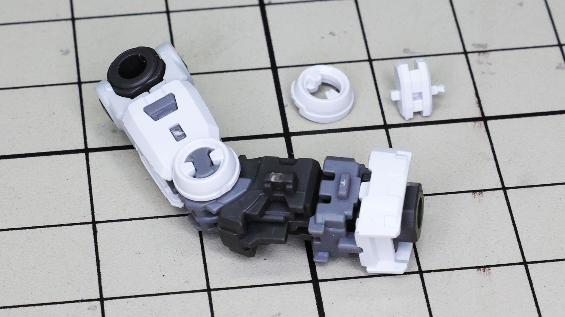 肘関節にあるフィールドモーターの白いカバーは組み付けてから回転させてロックします。これはすごい！