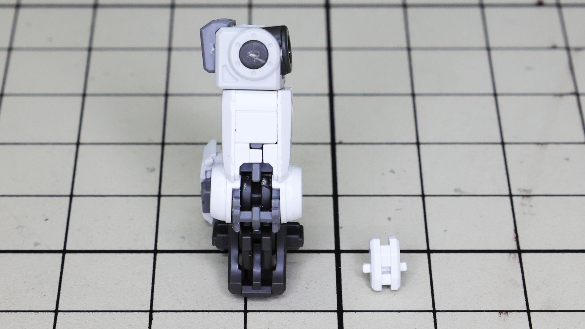 そのカバーパーツにはツメがあって、フレームに固定して脱落しにくくする肘アーマーを組み付けます