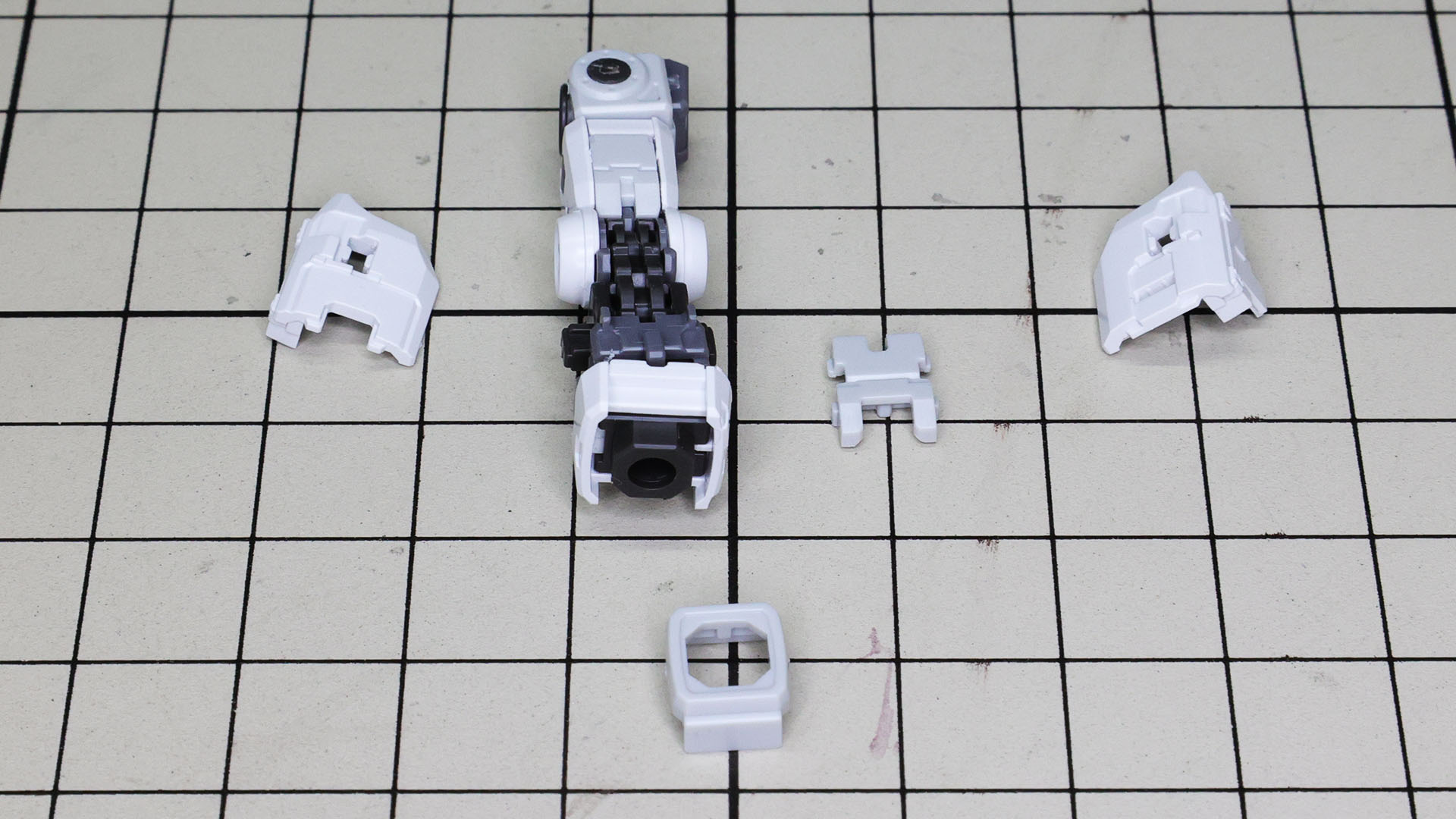 前腕・袖口にも装甲を組み付けていきます