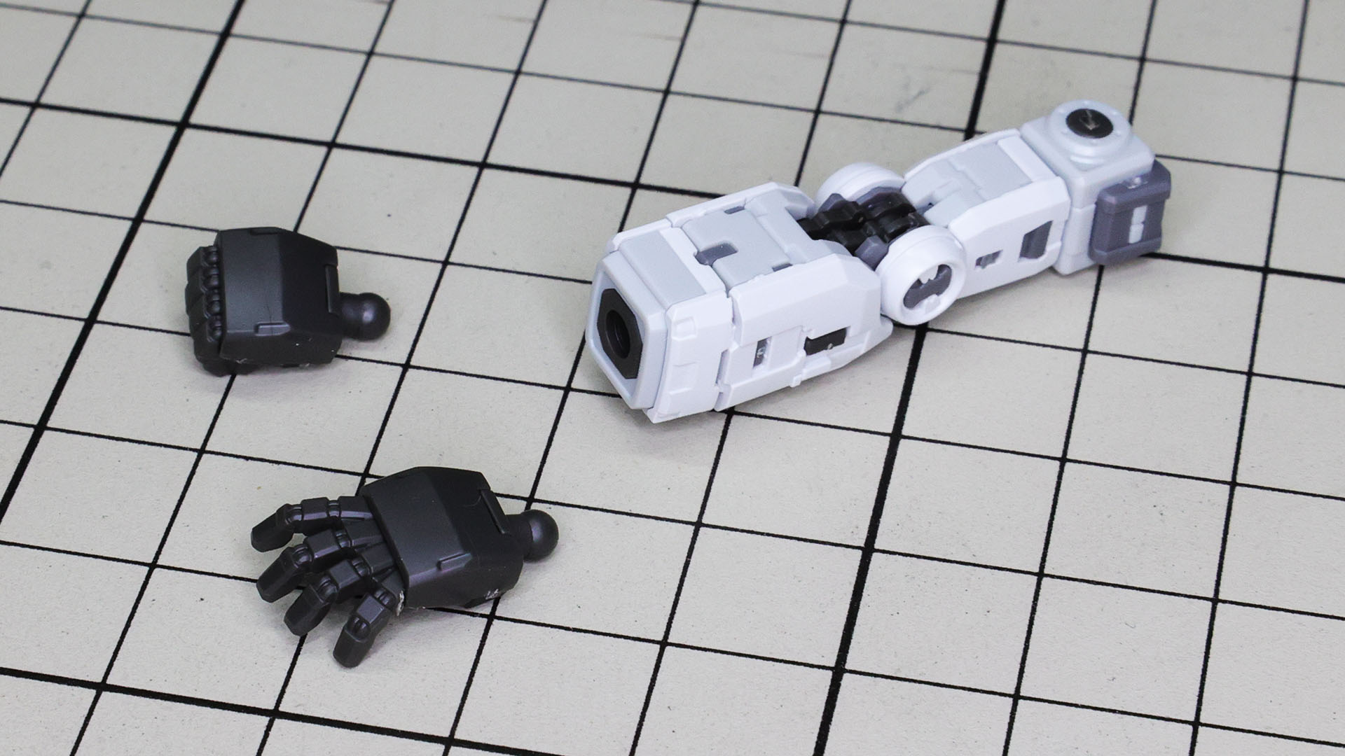 現時点で組むハンドパーツは握り手と平手です