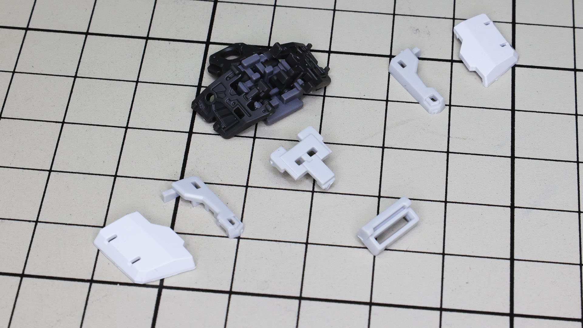 肩の装甲はメカフレームを組んで装甲を組み付けるタイプです