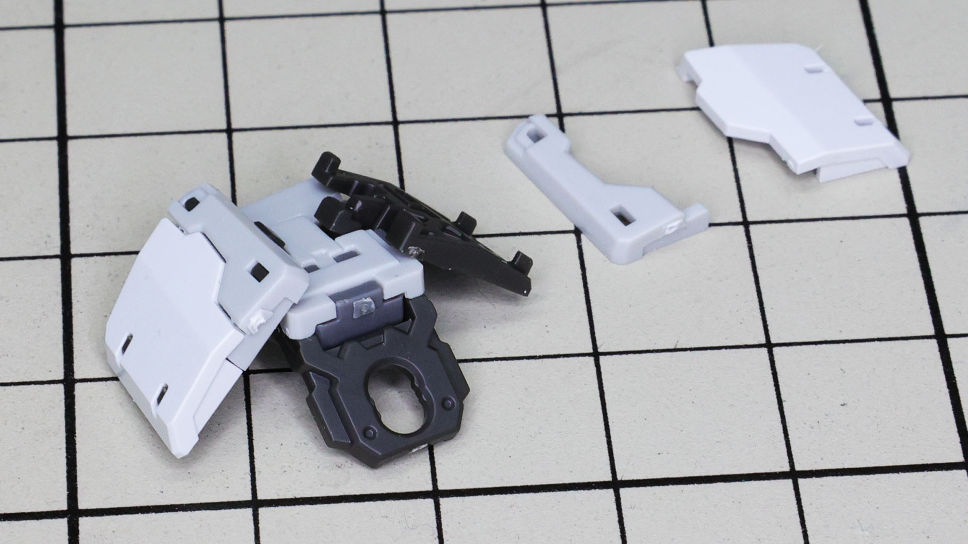 前後の装甲はスイングして腕部の可動性能を高めます