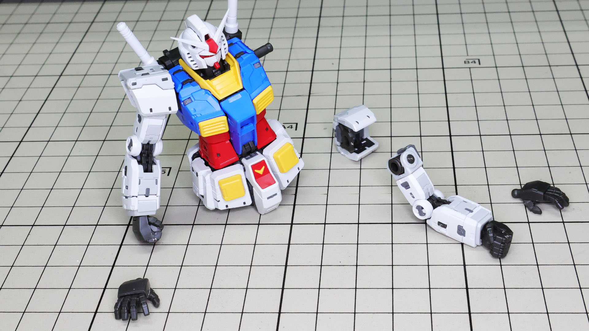 ガンダム本体に腕部を組みつけていきます