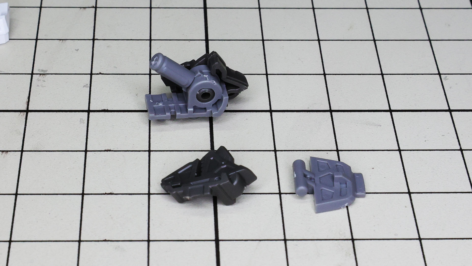 まずはソールから組みます。複雑な関節構造を持っていて、このパーツは3分割されたソールの中央です