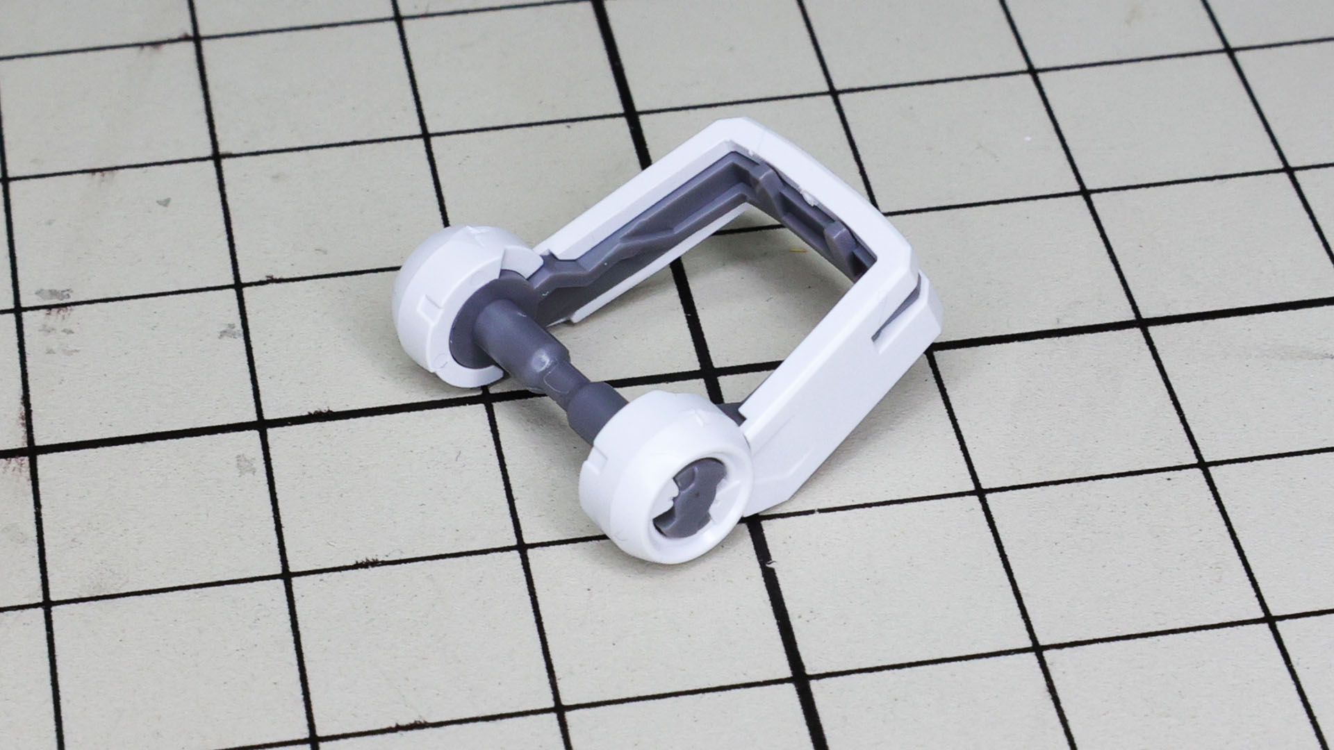 白いフィールドモーターのカバーも組み付けて回転させてロックします